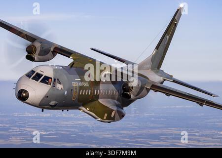 Das Bild zeigt ein Flugzeug der tschechischen Luftwaffe CASA C295MW, Kennzeichen 0481, Seriennummer S-172, mit der MFO Multinational Force & Observers Unit Markierungen während eines Luft-Luft-Fluges am NATO-Tag 2025. Die Nahansicht des Piloten zeigt das Cockpit, die Avionik und die Besatzungspositionen. Das mittlere Transportflugzeug mit zwei Pratt & Whitney Canada PW127G-Motoren verfügt über eine Hochflügelkonfiguration, eine hintere Laderampe und ein dreirädriges Fahrwerk. Das Foto zeigt das Flugzeug in einem Bankmanöver und zeigt den Rumpf und die Tragflächenstruktur im Detail. Stockfoto
