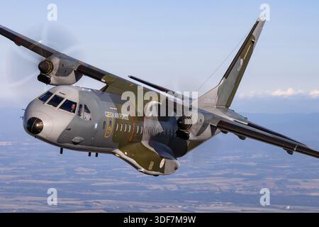 Das Bild zeigt ein Flugzeug der tschechischen Luftwaffe CASA C295MW, Kennzeichen 0481, Seriennummer S-172, mit der MFO Multinational Force & Observers Unit Markierungen während eines Luft-Luft-Fluges am NATO-Tag 2025. Die Nahansicht des Piloten zeigt das Cockpit, die Avionik und die Besatzungspositionen. Das mittlere Transportflugzeug mit zwei Pratt & Whitney Canada PW127G-Motoren verfügt über eine Hochflügelkonfiguration, eine hintere Laderampe und ein dreirädriges Fahrwerk. Das Foto zeigt das Flugzeug in einem Bankmanöver und zeigt den Rumpf und die Tragflächenstruktur im Detail. Stockfoto
