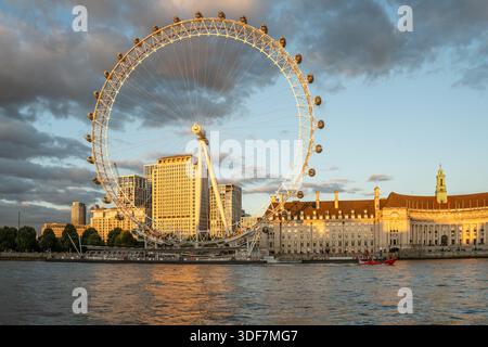 Das London Eye bei Sonnenuntergang während einer Bootstour auf der Themse, England Stockfoto