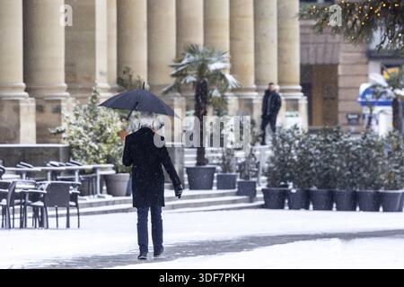 Winter in Stuttgart. Es gibt eine geschlossene Schneedecke im Stadtzentrum. Palmen und andere Pflanzen sind vor dem Königsba mit Schnee bedeckt Stockfoto