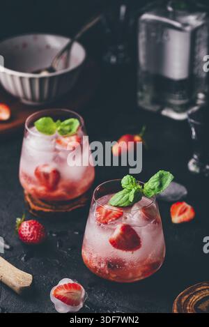 Cocktail mit frischen und gefrorenen Erdbeeren, Gin und Tonic in zwei Gläsern Stockfoto