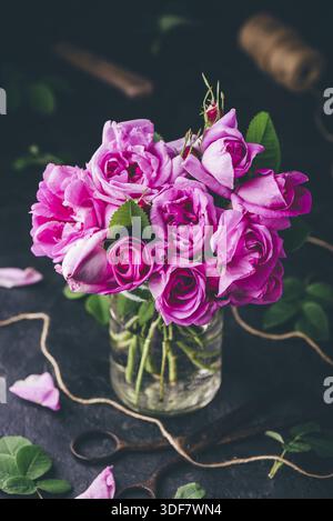 Bouquet von kleinen Gartenrosen im Glas mit Wasser Stockfoto