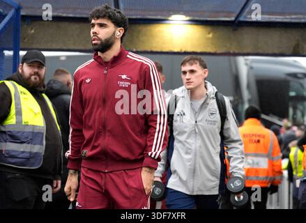 Arsenal Torhüter David Raya (links) kommt vor dem dritten Spiel der Emirates FA Cup im Fratton Park in Portsmouth ins Stadion. Bilddatum: Sonntag, 11. Januar 2026. Stockfoto