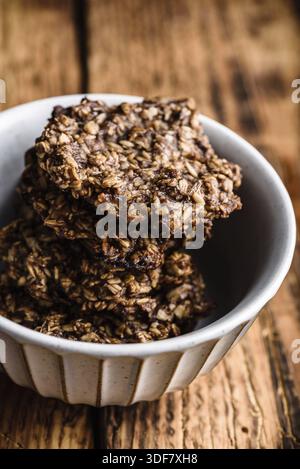 Banana Haferflocken Kekse mit Schokolade in Schüssel Stockfoto