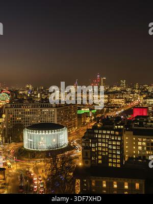 Die Londoner Skyline bei Nacht aus der Nähe des Bahnhofs Waterloo Stockfoto