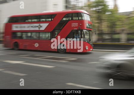 LONDON, Großbritannien – 8. SEPTEMBER 2017: Verschwommene Bewegung des berühmten alten roten Doppeldeckers durch die Straßen Londons in Großbritannien Stockfoto