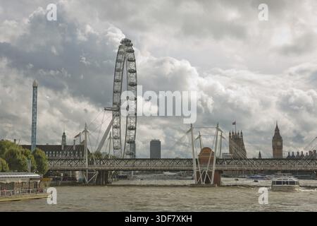 LONDON, UK, September 08, 2017: Blick auf das London Eye und der South Bank der Themse vom Westminster Bridge, London, UK Stockfoto