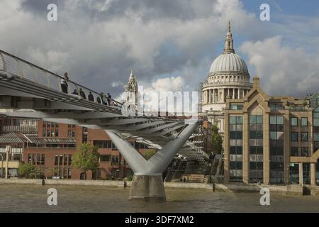 LONDON, Großbritannien - 8. SEPTEMBER 2017: St Pauls Cathedral und Millennium Bridge in London, Großbritannien an einem bewölkten Tag Stockfoto