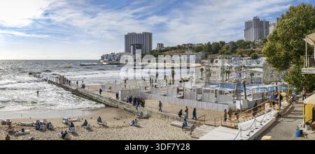 Odessa, Ukraine - 09.05.2019. Panoramablick auf den Herbststrand im Ferienort Arcadia in Odessa, Ukraine, an einem sonnigen Tag, Odessa, Ukraine Stockfoto