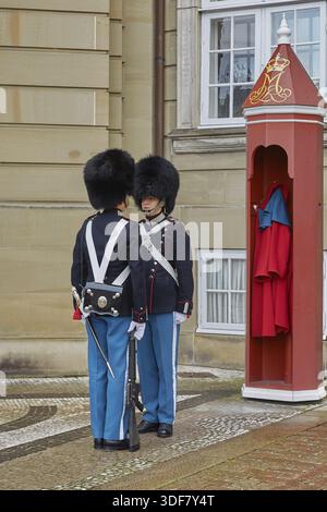 Kopenhagen, Dänemark - 16 September 2017: Königliche Wachen während der Zeremonie, die Wachen auf dem Platz an Schloss Amalienborg, Kopenhagen, Den Stockfoto