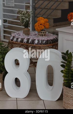 Wir feiern den 80. Geburtstag mit Blumendekorationen Stockfoto