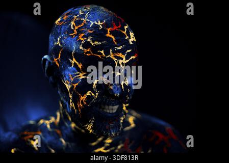 Konzeptionelle Porträt eines Mannes in fluoreszierende UV-Farben lackiert und sieht aus wie Neon Lava Stockfoto