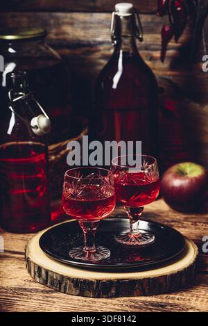Zwei Gläser rot hausgemachten Wein auf Fach Stockfoto