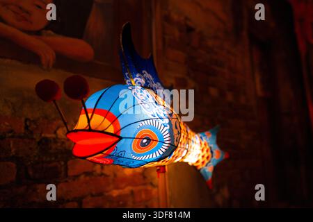 Farbenfrohe traditionelle chinesische Laternen in Fischform während einer festlichen kulturellen Feier. Stockfoto