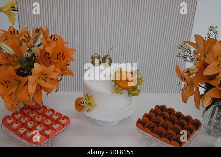 Feierkuchen mit Blumen und Süßigkeiten Stockfoto