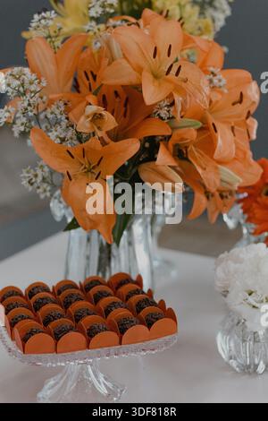 Nahaufnahme von Blumen und brasilianischen Brigadeiros Stockfoto