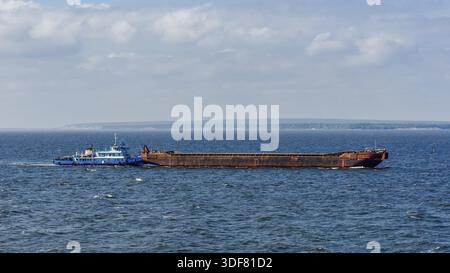 Blau Frachtschiff auf der Wolga Stockfoto