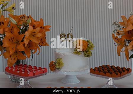 Dekorierter Kuchen und Bonbons zum 80. Geburtstag Stockfoto