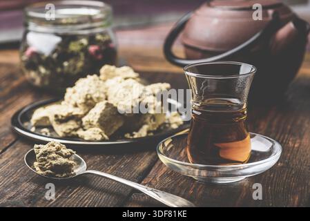 Schwarzer Tee in armudu Glas und Löffel Sonnenblumenöl halva Stockfoto