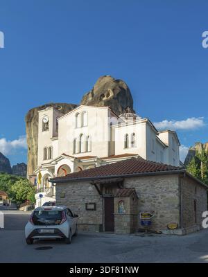 Kastraki, Griechenland - 07.04.2018. Panoramablick auf die Kastraki Village am Fuße der Berge in Meteora Griechenland an einem sonnigen Sommertag Stockfoto