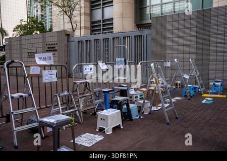 Hongkong, Hongkong. Januar 2026. Leitern und Sitze stehen in einer Warteschlange in einem ausgewiesenen Pressebereich, um Jimmy Lai vor dem West Kowloon Magistrates Court am 11. Januar 2026 in Hongkong zu unterbinden. Das Verfahren zur Schadensbegrenzung für den Medienmogul Jimmy Lai wird morgen beginnen. (Foto: Vernon Yuen/Nexpher Images) Credit: Nexpher Images Limited/Alamy Live News Stockfoto
