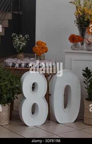 Dekorierter Partyort zum 80. Geburtstag Stockfoto