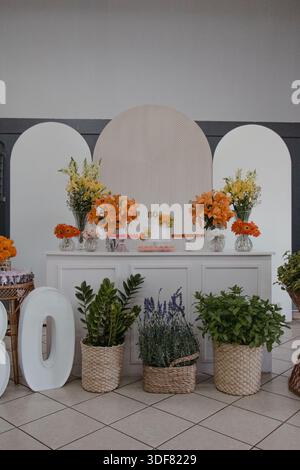 Elegante Einrichtung zum 80. Geburtstag mit Blumen Stockfoto