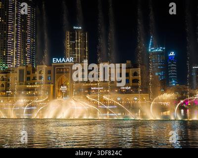 01 11 2026 - Dubai, Vereinigte Arabische Emirate. Der Dubai-Brunnen neben dem Burj Khalifa in der Business Bay in der Innenstadt von Dubai. Live-Show am Abend Stockfoto