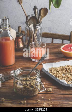 Gebackenes Müsli zum Frühstück mit Saft aus Pampelmusen oder Grapefruits Stockfoto
