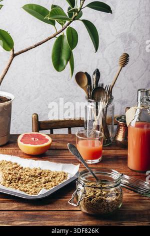 Gebackenes Müsli zum Frühstück mit Saft aus Pampelmusen oder Grapefruits Stockfoto