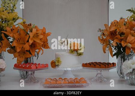 Elegante Feier zum 80. Geburtstag mit Kuchen und Blumen Stockfoto