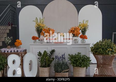 Elegante Dekoration zum 80. Geburtstag mit Blumen Stockfoto