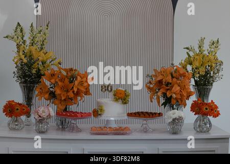 Elegantes Tischarrangement zum 80. Geburtstag Stockfoto