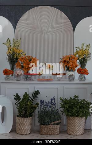 Eleganter Desserttisch mit Blumenarrangements Stockfoto