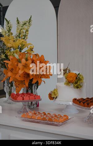 Festliche Tischpräsentation mit Kuchen und Blumen Stockfoto