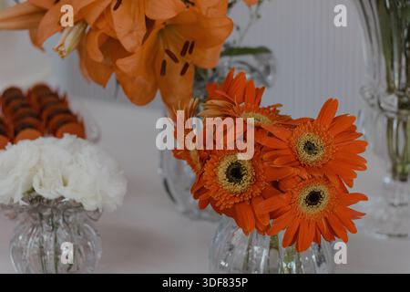 Blumenarrangements von Orangen- und Weißblumen Stockfoto