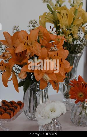 Blumenaufsätze mit Lilien und anderen Blumen Stockfoto