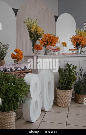 Blumendekoration zum 80. Geburtstag Stockfoto