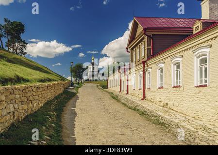 Straße zur Kirche St. Konstantin und Helena auf der ländlichen Insel Swijashsk in Russland Stockfoto