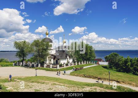 Kirche St. Konstantin und Helena auf der ländlichen Insel Swijashsk in Russland. Wandertouristen Stockfoto