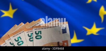 Fünfzig Euro-Banknoten, die vor dem Hintergrund der im Wind flatternden Flagge der Europäischen Union platziert werden. Stockfoto