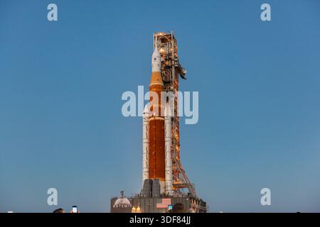 17. März 2022: Die SLS-Rakete der NASA wird vor dem Start der Artemis I-Mission auf den LC39B gerollt. Stockfoto