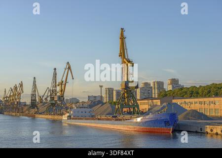 Bulk-Schiff unter Belastung im Hafenterminal Stockfoto