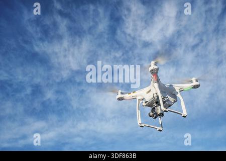 FORT COLLINS CO, USA, 2. DEZEMBER 2015: DJI Phantom 3 Quadcopter Drohne fliegt mit einer 4K-Videokamera gegen blauen Himmel Stockfoto