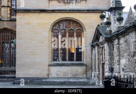 Äußere der Divinity School in Oxford, ein Meisterwerk der englischen senkrecht-gotischen Architektur aus dem 15. Jahrhundert mit großen Bogenfenstern. Stockfoto