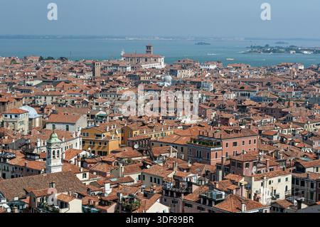 Panoramablick auf Gebäude und Häuser in Venedig, Italien Stockfoto