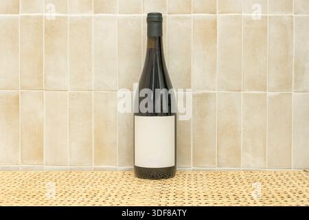 Funktionelle Dekorplatte aus verschiedenen gefüllten Weinflaschen, die mit der Basis nach außen in symmetrischem Muster auf einer neutralen Farbe verklebt sind Stockfoto