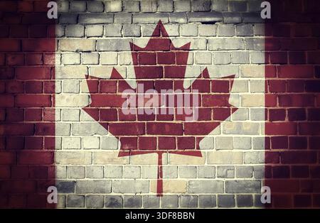 Kanadische Flagge auf einem alten Ziegel Wand Hintergrund mit einer dunklen Vignette verblasst Stockfoto