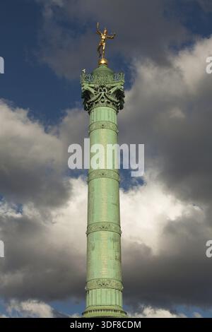 Die vergoldete Statue Genie de la Liberte an der Juli-Säule Place de la Bastille ist ein Platz in Paris, auf dem das Gefängnis Bastille bis zum Sturm von der stand Stockfoto