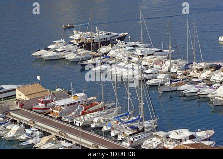 Pier mit herrlichen weißen Yachten Stockfoto
